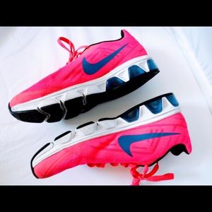 sz 9 Nike boost running crosstrainer shoes sneaker